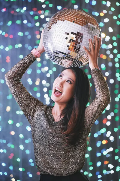 Porträt Einer Aufgeregten Glücklichen Jungen Frau Die Mit Discoball Posiert — Stockfoto