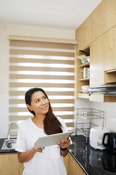 Junge Asiatische Hausfrau Kocht Der Heimischen Küche Und Nutzt Smart — Stockfoto