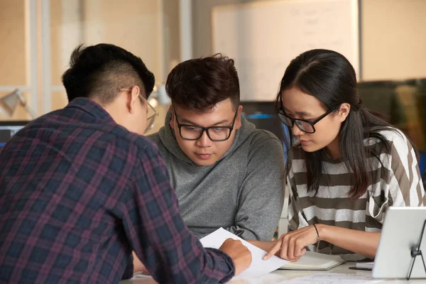 Grupo Estudiantes Universitarios Vietnamitas Serios Discutiendo Detalles Del Proyecto — Foto de Stock