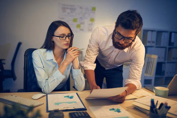 Geschäftsmann Diskutiert Finanzdokument Oder Vertrag Mit Kollege — Stockfoto