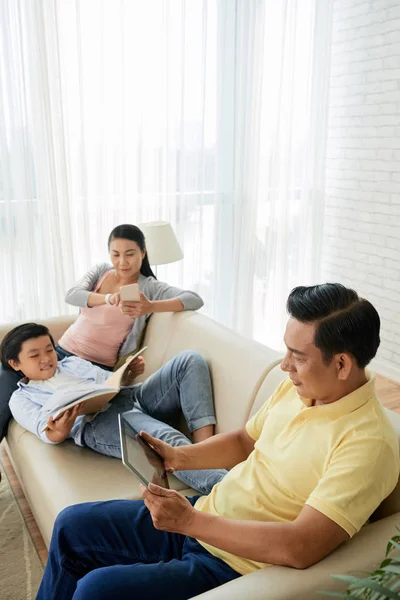 Aziatische Familie Lezen Boeken Papieren Omslag Online Wanneer Rusten Thuis — Stockfoto