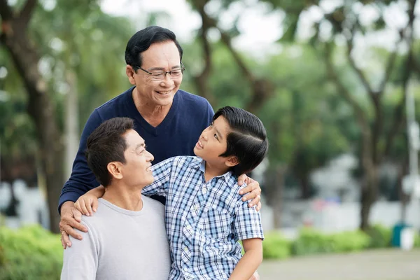 Lächelnder Älterer Mann Umarmt Seinen Sohn Und Enkel — Stockfoto