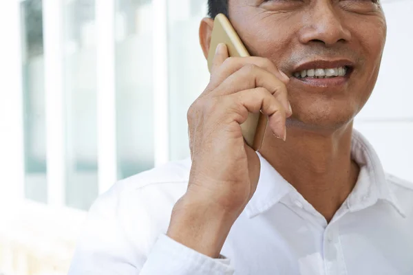 Närbild Mogen Man Leende Medan Pratar Mobiltelefon Utomhus — Stockfoto