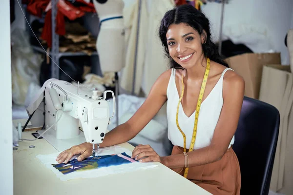 Hermosa Joven Costurera Sonriente Trabajando Máquina Coser Taller —  Fotos de Stock