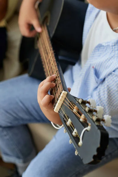 Zbliżenie Wizerunku Człowieka Grających Gitarze Śpiewających Piosenek — Zdjęcie stockowe