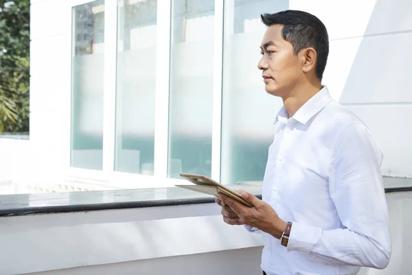 Ernster Asiatischer Mann Weißem Hemd Mit Digitalem Tablet Während Draußen — Stockfoto