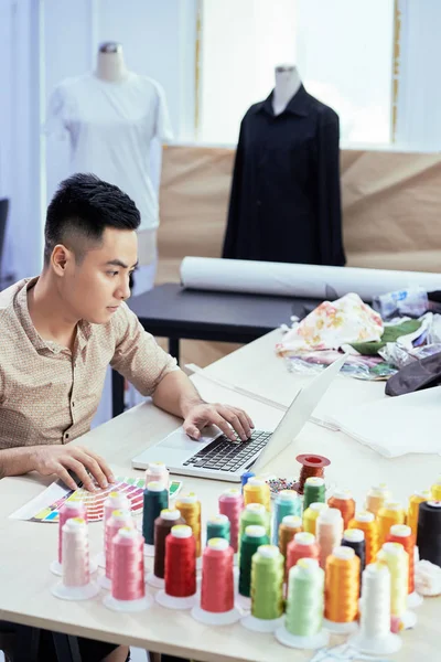 Joven Diseñador Moda Asiática Que Trabaja Ordenador Portátil Elegir Esquema — Foto de Stock