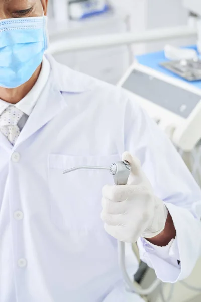 Чоловік Стоматолог Уніформі Захисній Масці Використовує Стоматологічну Дриль Своїй Роботі — стокове фото
