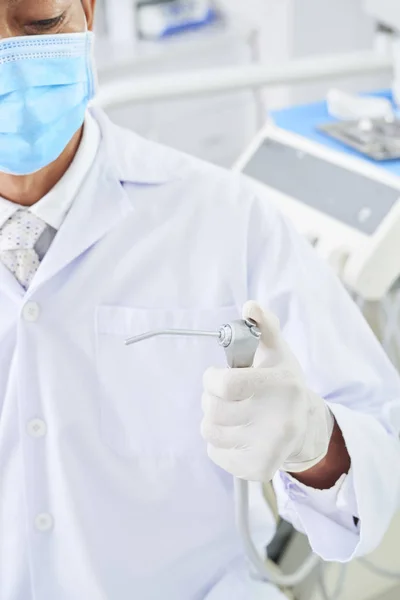 Dentista Masculino Uniforme Máscara Protetora Usando Broca Dentária Seu Trabalho — Fotografia de Stock