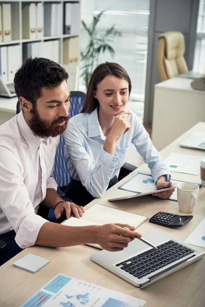 Gerente Financiero Positivo Discutiendo Estrategia Desarrollo Empresa Reunión — Foto de Stock