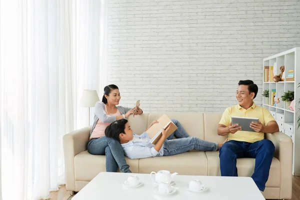 Happy Vietnamesiska Familj Tre Vilar Bekväm Soffa Hemma — Stockfoto