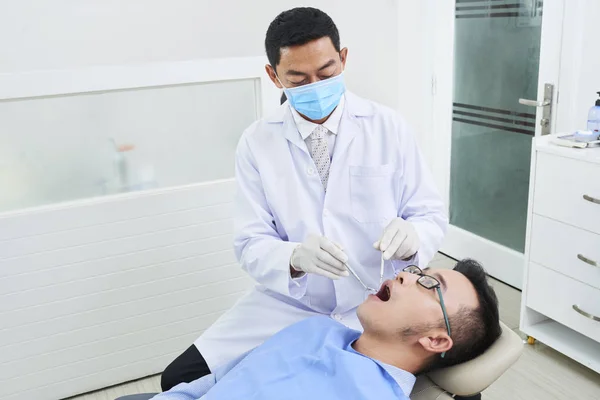 Молодой Человек Лежит Стоматологическом Кресле Открытым Ртом Проходит Лечение Стоматолога — стоковое фото