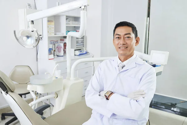 Retrato Dentista Asiático Confiado Abrigo Blanco Sentado Con Los Brazos — Foto de Stock