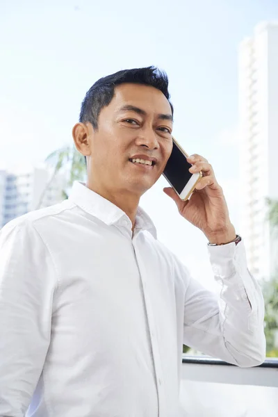 Mature Confident Businessman White Shirt Talking Mobile Phone Smiling Outdoors — Stock Photo, Image