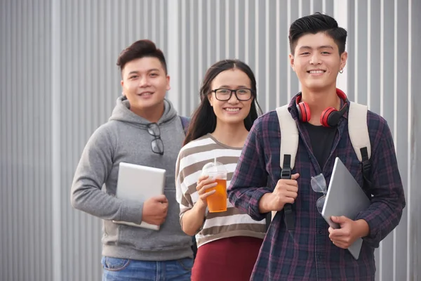 Gruppo Studenti Vietnamiti Intelligenti Sorridenti Con Fotocamera — Foto Stock