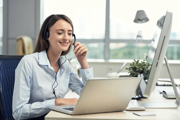 Smiling Young Business Woman Using Headset Communication Clients — Stock Photo, Image