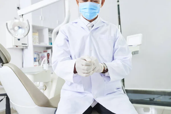 Homem Dentista Sentado Casaco Branco Máscara Protetora Vestindo Luvas Proteção — Fotografia de Stock