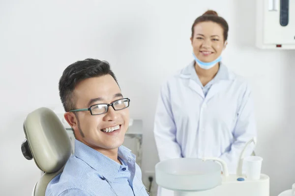 Retrato Joven Feliz Sentado Silla Dental Después Procedimiento Dental Con —  Fotos de Stock