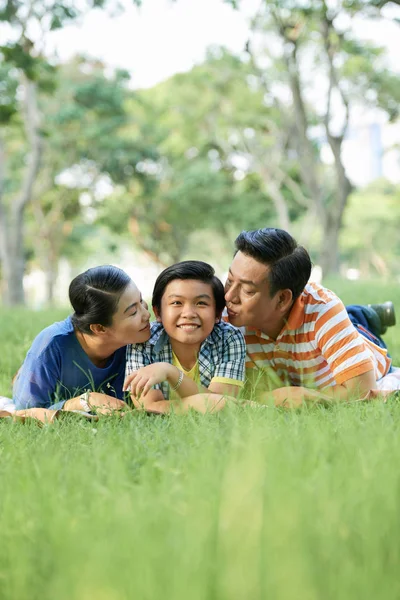 成熟的越南丈夫和妻子亲吻他们的儿子双颊 — 图库照片