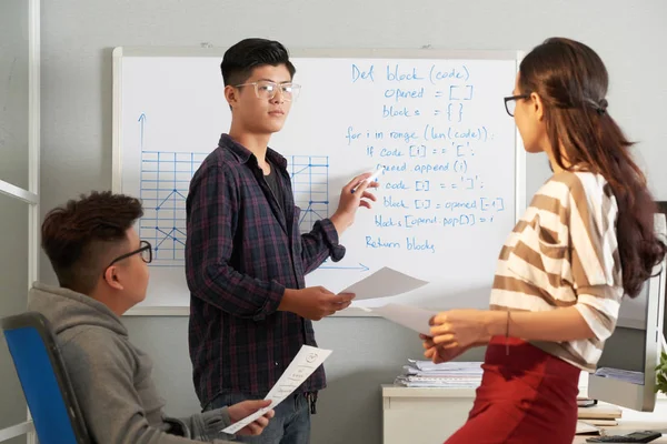 Giovane Programmatore Che Discute Blocco Codice Con Altri Studenti Colleghi — Foto Stock