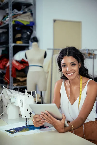 Retrato Sastre Femenino Bastante Sonriente Con Tableta Digital Trabajando Máquina —  Fotos de Stock