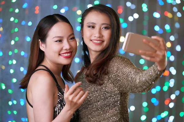 Vackra Vietnamesiska Unga Kvinnor Tar Selfie Fest — Stockfoto