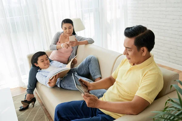 Adolescent Garçon Lecture Livre Lorsque Son Parents Vérifier Nouvelles Regarder — Photo