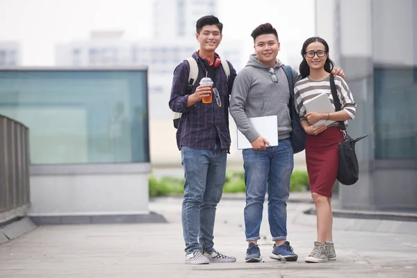 Vrolijke Knuffelen Klasgenoten Casual Kleren Die Buiten Staan Glimlachen Camera — Stockfoto