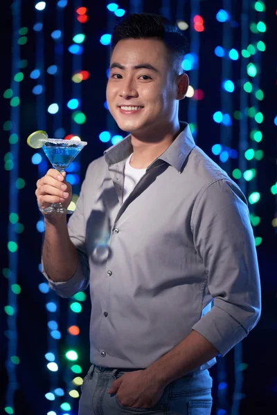 Porträtt Glad Ung Asiatisk Man Njuter Läcker Cocktail Night Club — Stockfoto