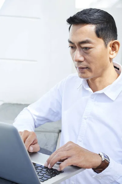 Mature Man Sitting White Shirt Using Laptop Work Typing Some — Stock Photo, Image