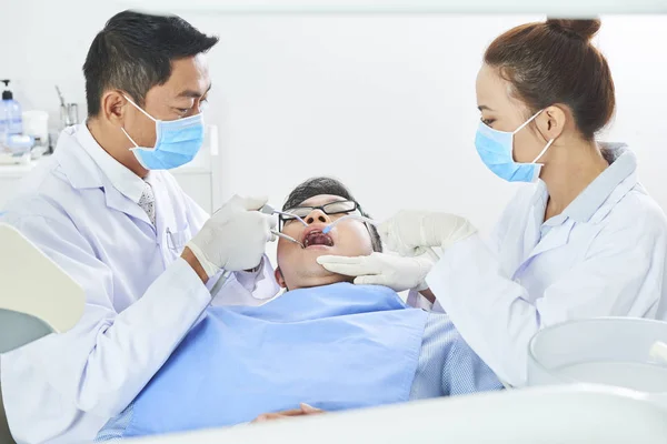 Professionell Tandläkare Och Kvinnlig Sjuksköterska Vita Kappor Och Skyddande Masker — Stockfoto