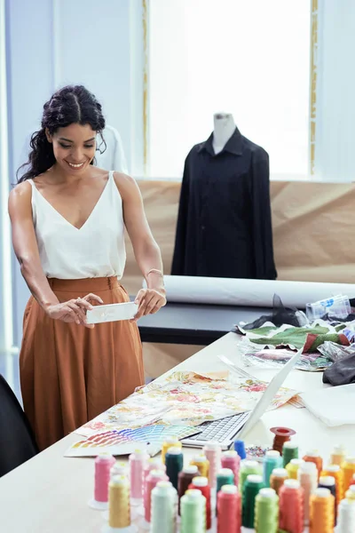 Smiling Pretty Tailor Making Photo Her Workplace Table — Stock Photo, Image