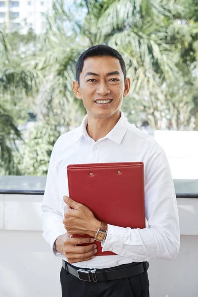 Portrét Asijského Vyzrálého Manažera Stojícího Bílé Košili Některými Dokumenty Složce — Stock fotografie