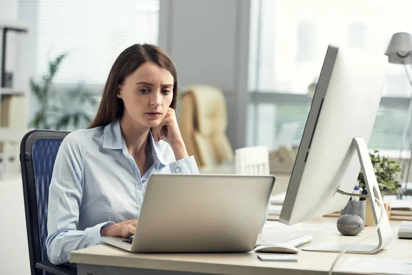 Poważny Frown Młody Kobieta Przedsiębiorca Czytania Wiadomości Mail Ekranie Laptopa — Zdjęcie stockowe