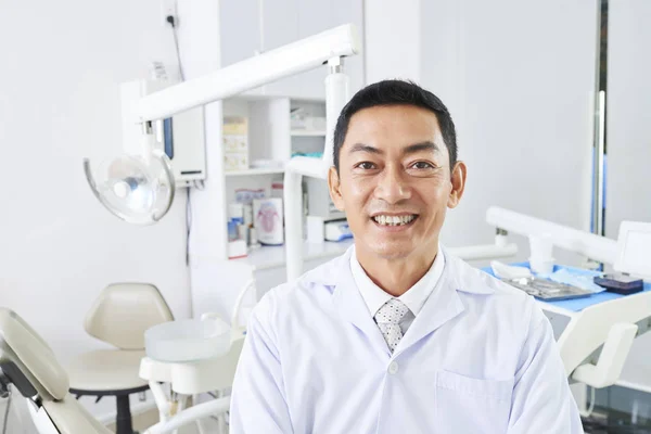 Porträtt Framgångsrik Mogen Tandläkare Leende Kameran Medan Står Modern Dental — Stockfoto