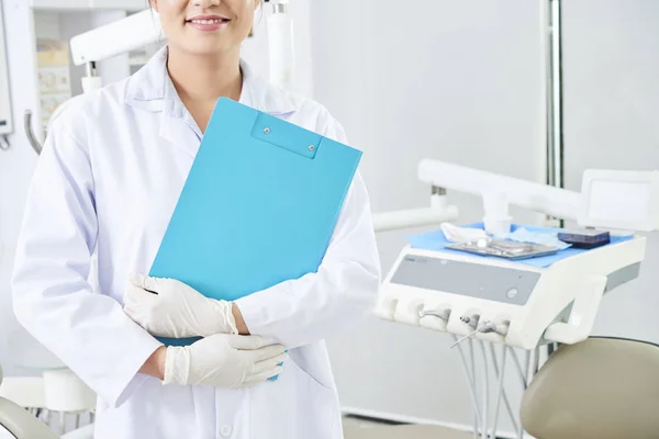 Portret Młodej Kobiecej Dentysty Stojącej Jednolitych Rękawicach Ochronnych Przechowujące Niebieski — Zdjęcie stockowe