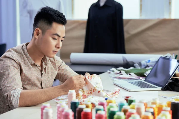 Joven Sastre Asiático Concentrado Coser Vestido Floral Seda Medida Para — Foto de Stock