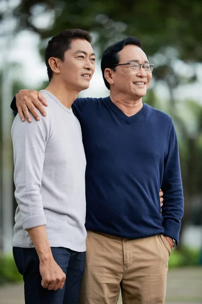 Hugging Senior Man His Adult Son Park — Stock Photo, Image