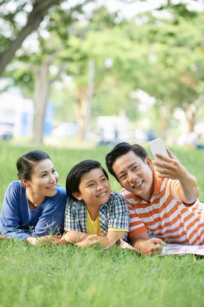 快乐成熟的亚洲男子与他的家人拍照时 他们休息在公园 — 图库照片