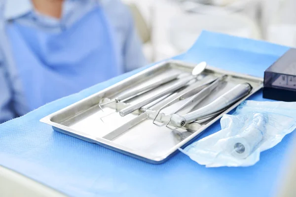 在牙科诊所与患者背景的托盘上托盘上的牙科仪器的特写 — 图库照片