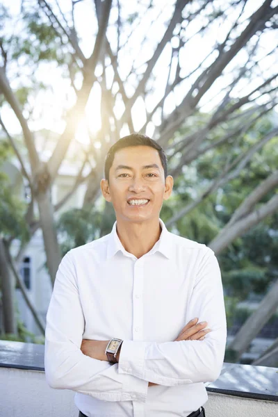 Portrét Asijského Vyzrálého Obchodníka Který Stál Zkříženýma Rukama Usmíval — Stock fotografie