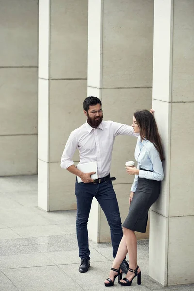 Jeunes Gens Affaires Parlant Extérieur Pendant Une Courte Pause — Photo