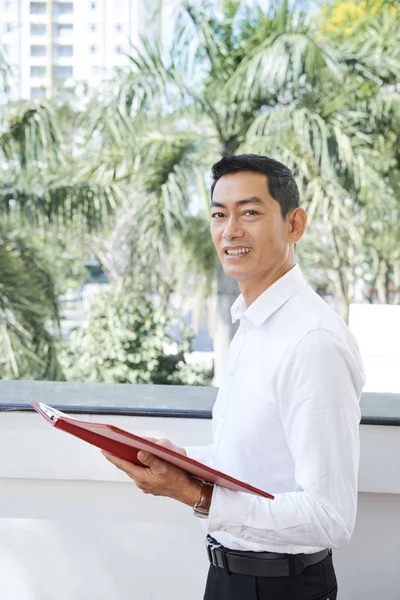 Reifer Büroangestellter Steht Mit Geöffnetem Ordner Freien Und Begutachtet Den — Stockfoto