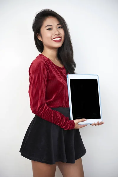 Retrato Mulher Bonita Asiática Blusa Saia Segurando Tablet Digital Com — Fotografia de Stock