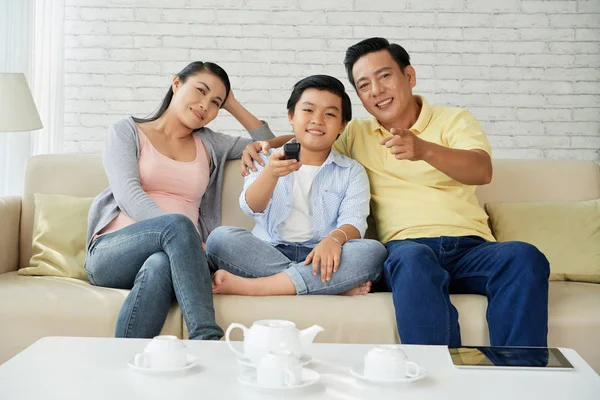 Joyeux Asiatique Famille Assis Sur Canapé Confortable Maison Regarder Télévision — Photo