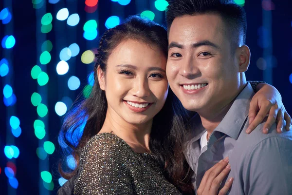 微笑拥抱年轻的亚洲夫妇在晚上的派对 — 图库照片