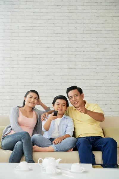 Sorrindo Asiático Família Três Sentado Sofá Desfrutando Bom Filme — Fotografia de Stock