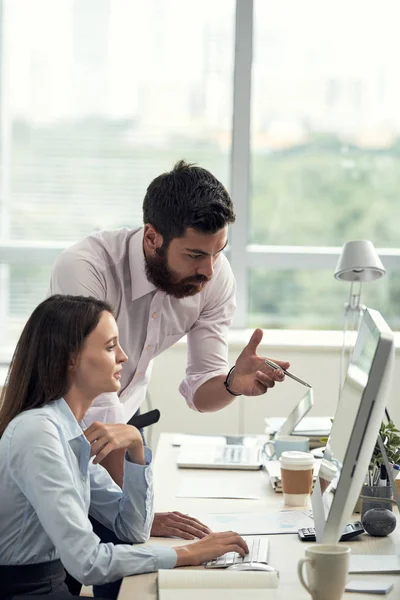 Young Coworkers Discussing Information Computer Screen — 스톡 사진