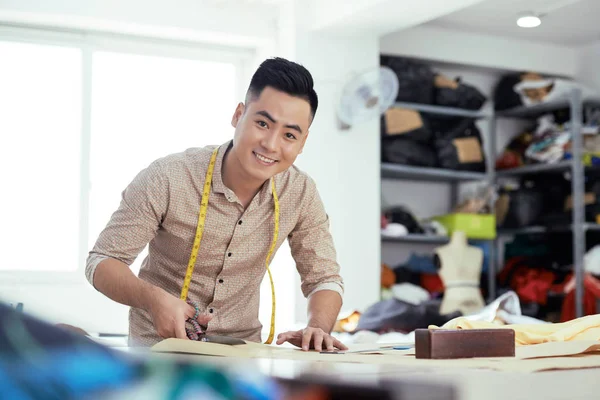 Positiv Ung Asiatisk Skräddare Arbetar Skär Mönster För Modell Klänning — Stockfoto