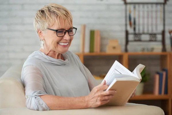 Senior Mujer Feliz Gafas Que Relaja Sofá Sala Estar Con —  Fotos de Stock